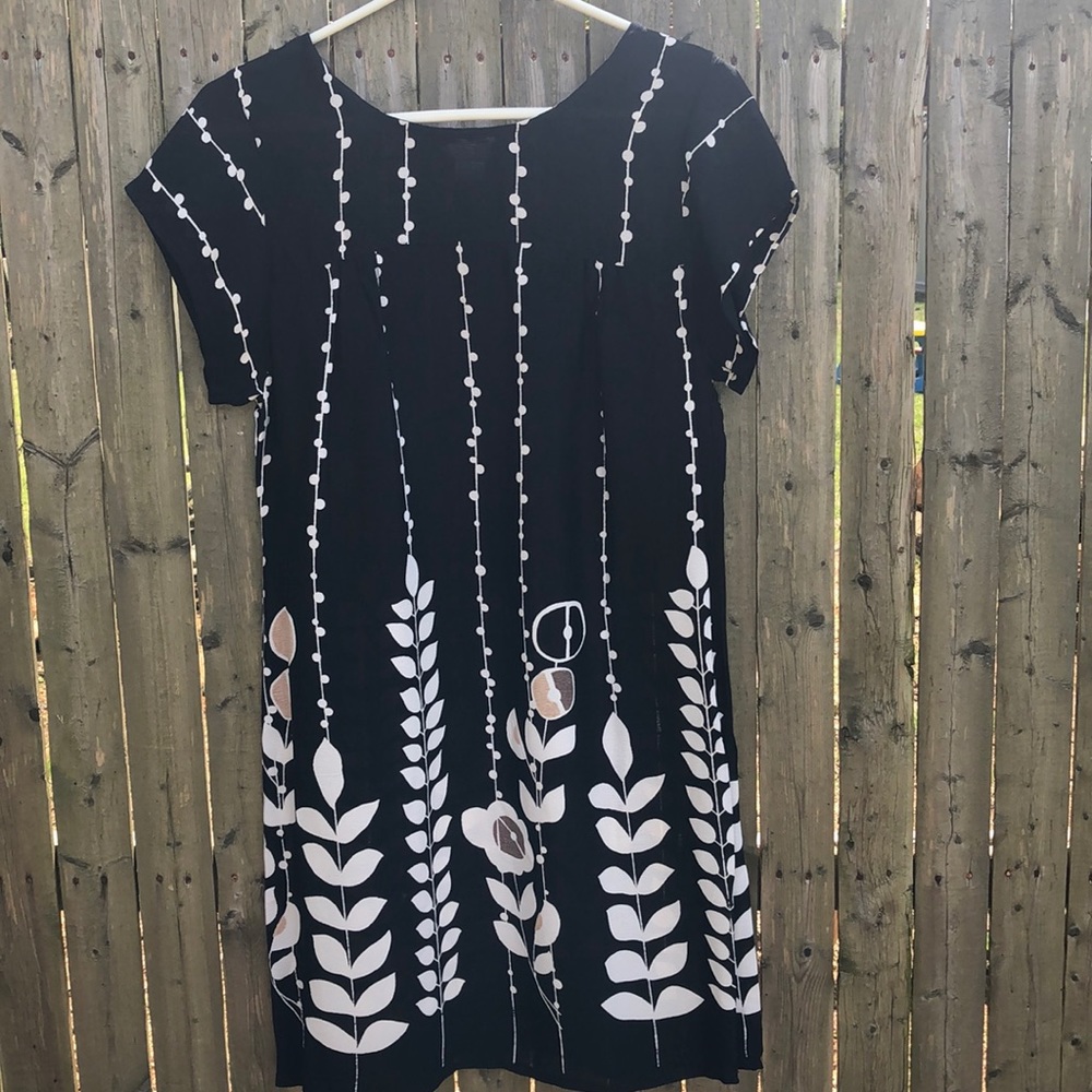 Black white beige shift